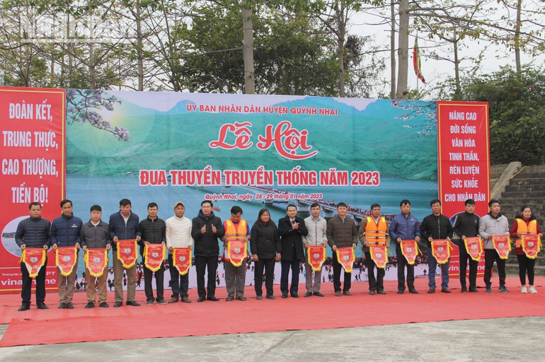 Ban Tổ chức trao cờ lưu niệm cho các đội thi.