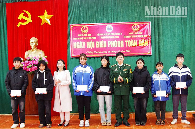 Lãnh đạo Bộ đội Biên phòng tỉnh Sơn La và huyện Yên Châu trao học bổng cho các cháu trong chương trình nâng bước em tới trường. Lãnh đạo Bộ đội Biên phòng tỉnh Sơn La và huyện Yên Châu trao học bổng cho các cháu trong chương trình nâng bước em tới trường.