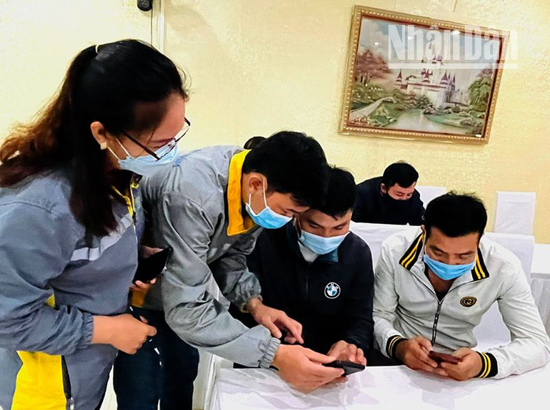 Phối hợp với Bưu điện tỉnh Sơn La hướng dẫn nông dân tạo gian hàng giới thiệu sản phẩm trên sàn thương mại điện tử Portmart.