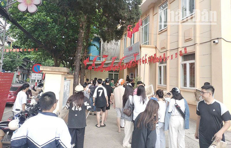 Bạn đọc xếp hàng nhận phụ san đặc biệt của Báo Nhân Dân.