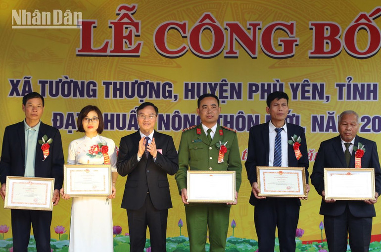 Lãnh đạo huyện Phù Yên tặng giấy khen cho các các nhân có thành tích xuất sắc.