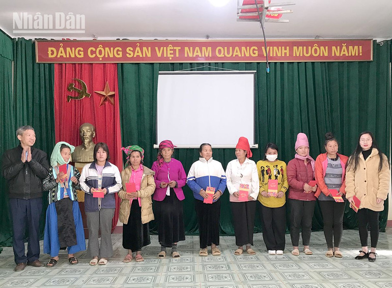 VietinBank chi nhánh tỉnh Sơn La trao quà Tết cho người nghèo, gia đình chính sách xã Chiềng Muôn.