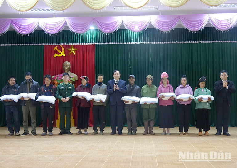 Đồng chí Nguyễn Thái Hưng, Chủ tịch Hội đồng nhân dân tỉnh Sơn La chuyển trao 1 tấn gạo cho các hộ nghèo xã Phiêng Pằn.