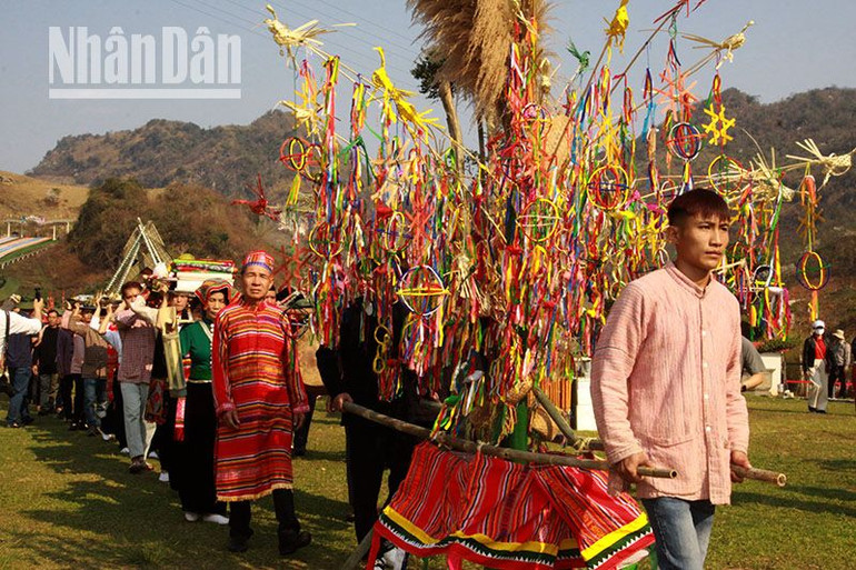 Du khách sẽ được tham gia và hòa mình trong tiếng trống, tiếng chiêng rộn ràng cùng dân bản trong lễ đưa nước từ nguồn nước linh thiêng đến nơi hành lễ.