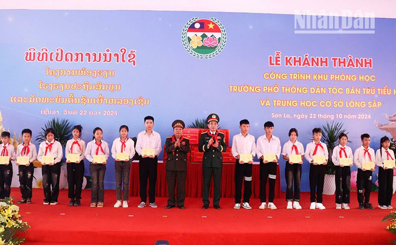 Đại tướng Phan Văn Giang và Đại tướng Chansamone Chanyalath trao học bổng cho học sinh Trường phổ thông dân tộc bán trú Tiểu học và Trung học cơ sở Lóng Sập.
