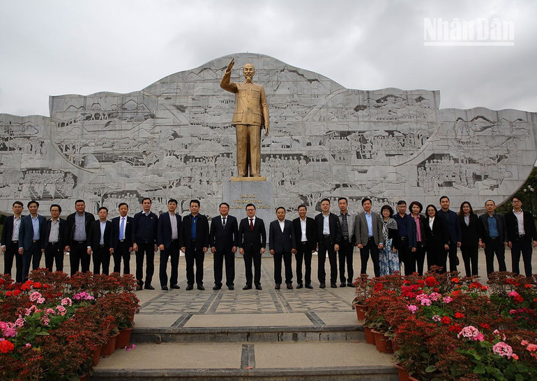 Đoàn công tác Báo Nhân Dân và lãnh đạo tỉnh Sơn La, các cơ quan báo chí chụp ảnh lưu niệm tại Tượng đài Bác Hồ với đồng bào các dân tộc Tây Bắc.