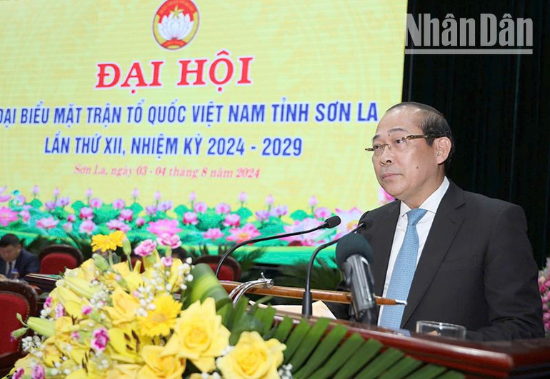 Đồng chí Hoàng Công Thủy, Phó Chủ tịch Ủy ban Trung ương Mặt trận Tổ quốc Việt Nam phát biểu chúc mừng Đại hội.