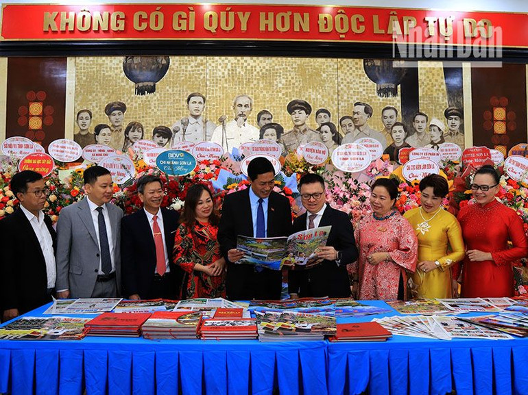 Đại biểu tham quan gian trưng bày các ấn phẩm của Báo Sơn La.