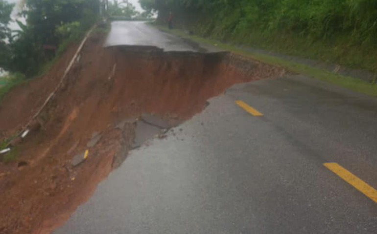 Mưa lớn đã gây sạt lở tuyến quốc lộ 43, địa phận xã Tân Phong, huyện Phù Yên. (Ảnh: Người dân cung cấp)