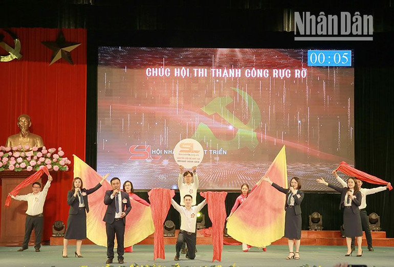 Phần thi chào hỏi của đội thi đến từ Báo Sơn La.