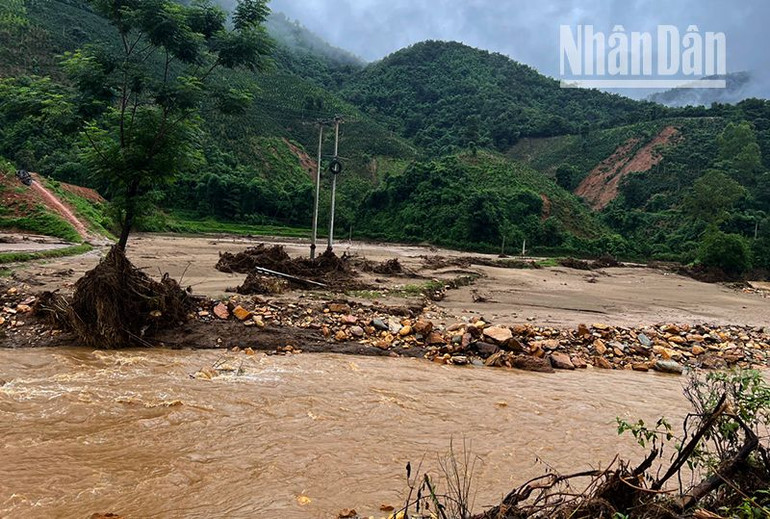 Mưa lũ còn gây xói chân cột điện, ngập các khu vực có đường điện dẫn lên các bản vùng cao, ảnh hưởng tới việc cấp điện cho người dân.