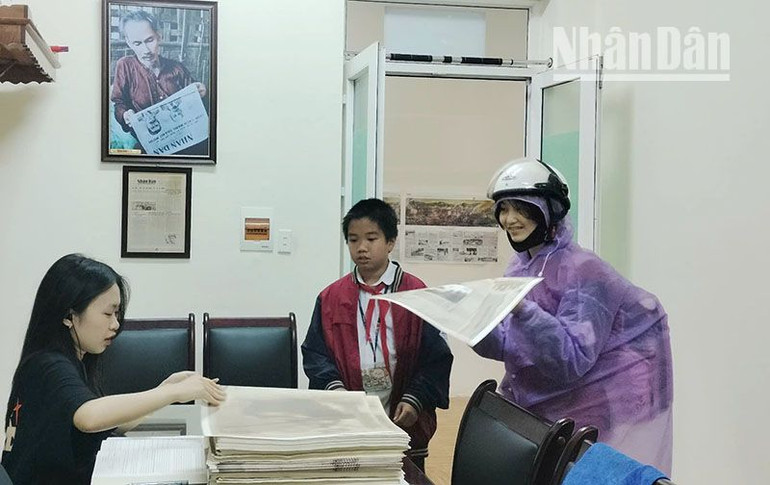 Có những thời điểm trời mưa to, nhưng nhiều bạn đọc vẫn đội mưa đến nhận phụ san đặc biệt của Báo Nhân Dân nhân kỷ niệm 50 năm Ngày Giải phóng miền nam, thống nhất đất nước.