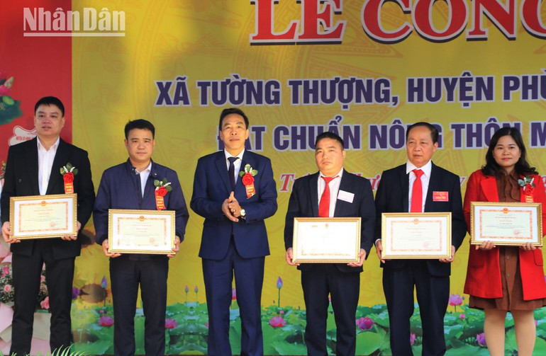 Các cá nhân có thành tích xuất sắc nhận bằng khen của Ủy ban nhân dân tỉnh Sơn La.