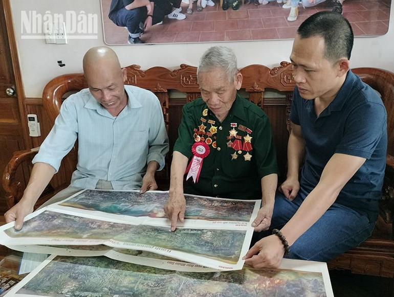 Cựu chiến binh Lê Công Bỉnh, 95 tuổi, 67 năm tuổi Đảng, chiến sĩ Điện Biên năm xưa, tiểu khu 32, xã Cò Nòi, huyện Mai Sơn, tỉnh Sơn La nhớ lại những chiến công hào hùng khi xem phụ san đặc biệt tranh Panorama “Chiến dịch Điện Biên Phủ” của Báo Nhân Dân.