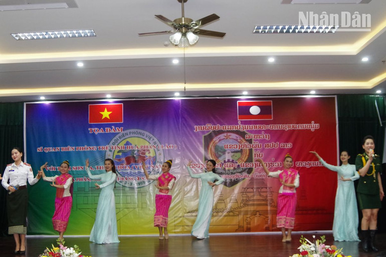 Chương trình nghệ thuật của đoàn văn công Bộ đội Biên phòng Việt Nam và Lào biểu diễn tại buổi tọa đàm.