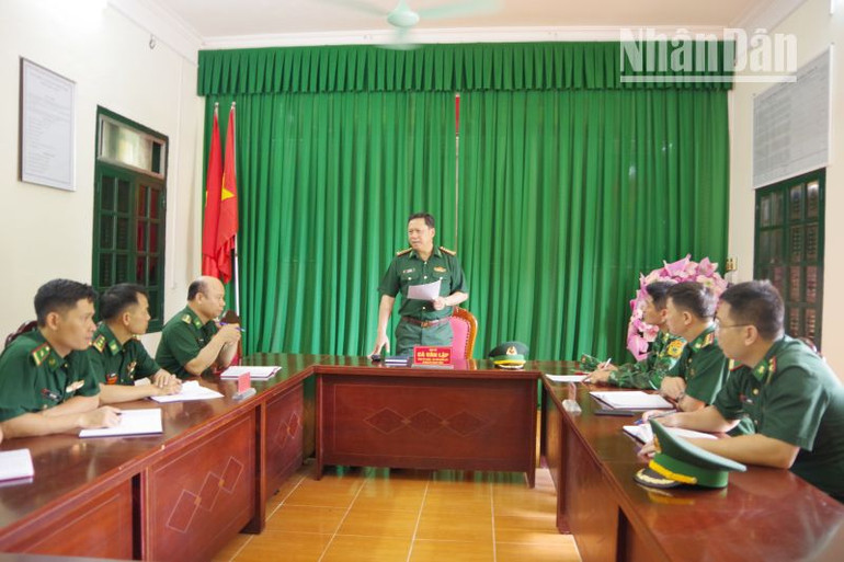 Đồng chí Đại tá Cà Văn Lập, Chính ủy Bộ đội Biên phòng tỉnh Sơn La quán triệt Công điện chỉ đạo của Bộ Tư lệnh Bộ đội Biên phòng tại Đồn Biên phòng Chiềng On. Đồng chí Đại tá Cà Văn Lập, Chính ủy Bộ đội Biên phòng tỉnh Sơn La quán triệt Công điện chỉ đạo của Bộ Tư lệnh Bộ đội Biên phòng tại Đồn Biên phòng Chiềng On.