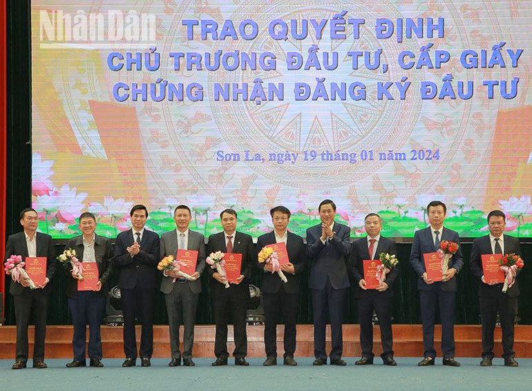 Đồng chí Bí thư Tỉnh ủy và Chủ tịch Ủy ban nhân dân tỉnh Sơn La trao Quyết định chủ trương đầu tư các dự án cho 8 nhà đầu tư.