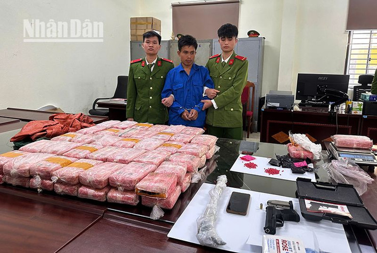 Đối tượng Vangphon Thong cùng số ma túy và tang vật khác. Đối tượng Vangphon Thong cùng số ma túy và tang vật khác.