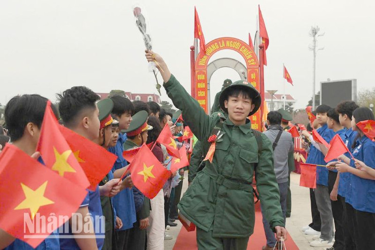 Nhiều công dân tại các huyện, thị xã và thành phố Sơn La đã viết đơn tình nguyện xin nhập ngũ.
