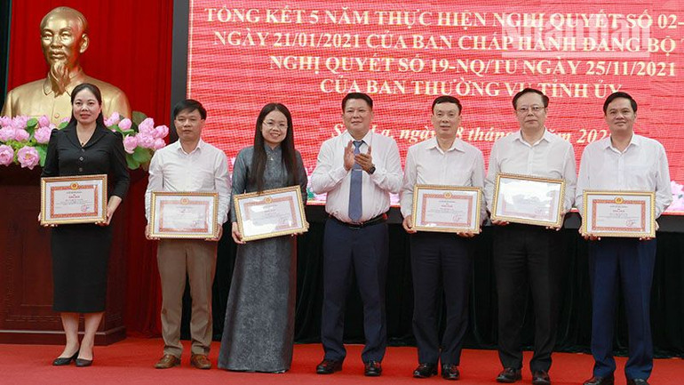 Các cá nhân có thành tích trong công tác thực hiện các nghị quyết nhận bằng khen của Ban Thường vụ Tỉnh ủy Sơn La.