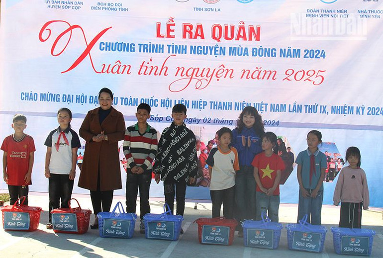 Tỉnh đoàn Sơn La và huyện Sốp Cộp trao "Đàn gà khăn quàng đỏ" cho thiếu nhi bị ảnh hưởng bởi thiên tai.
