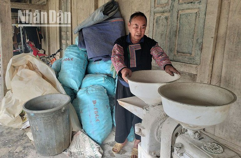 Gia đình ông Mùa Lao Ư còn mua sắm thêm các thiết bị chạy bằng điện về phục vụ nhu cầu sinh hoạt hằng ngày.