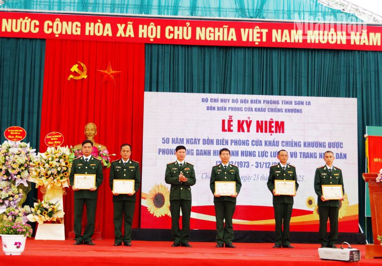 Bộ chỉ huy Bộ đội Biên phòng tỉnh Sơn La tặng giấy khen cho các cá nhân có thành tích xuất sắc. (Ảnh: VÌ HIỆN)
