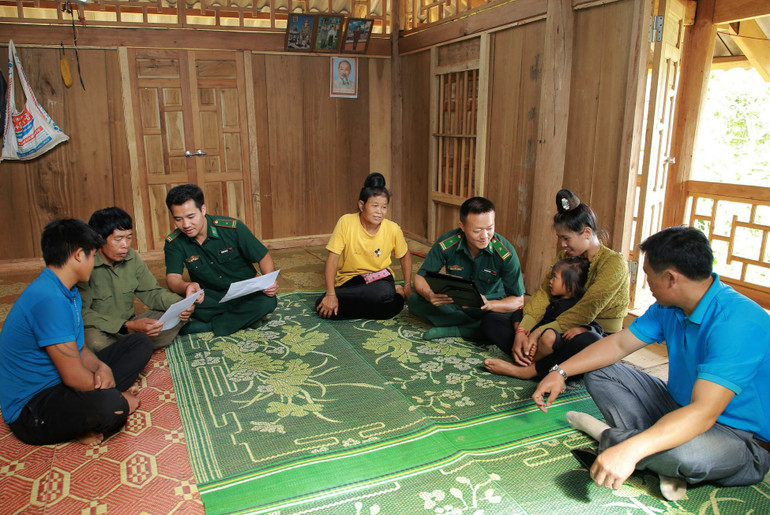 Lực lượng Bộ đội Biên phòng Sơn La tuyên truyền cho người dân tại khu vực biên giới về công tác phòng, chống ma túy.