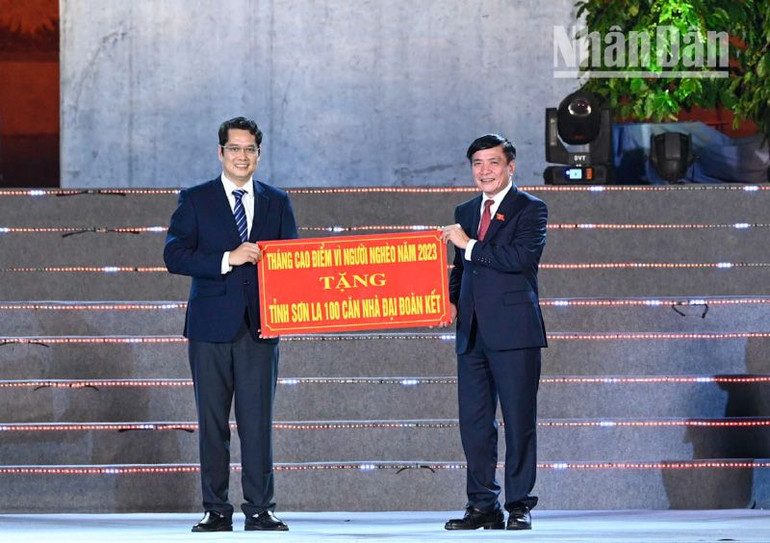 Tổng Thư ký, Chủ nhiệm Văn phòng Quốc hội Bùi Văn Cường trao tặng 100 căn nhà Đại đoàn kết cho tỉnh Sơn La. (Ảnh: Duy Linh)