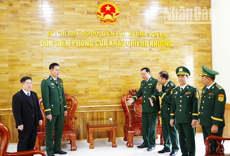 Các đại biểu thăm 1 số hạng mục của đơn vị mới tại Đồn Biên phòng Cửa khẩu Chiềng Khương.