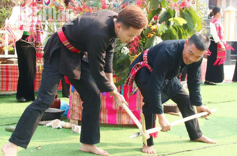 Tại Lễ hội Hết Chá diễn ra nhiều trò chơi dân gian độc đáo. Tại Lễ hội Hết Chá diễn ra nhiều trò chơi dân gian độc đáo.