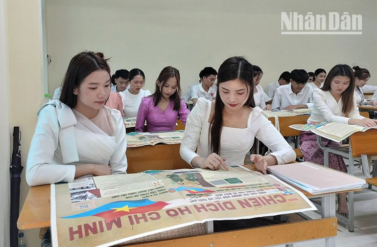 Các bạn lưu học sinh Lào của Trường cao đẳng Sơn La tìm hiểu thông tin thông qua phụ san đặc biệt của Báo Nhân Dân. Các bạn lưu học sinh Lào của Trường cao đẳng Sơn La tìm hiểu thông tin thông qua phụ san đặc biệt của Báo Nhân Dân.