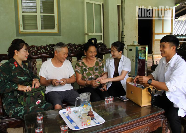 Ban Chỉ huy Quân sự thành phố Sơn La phối hợp phát thuốc cho gia đình chính sách.