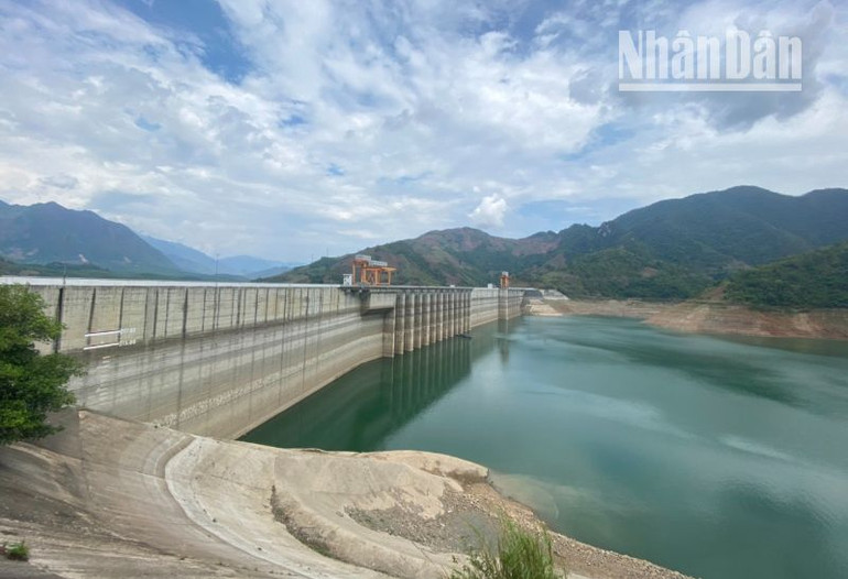 Mực nước hồ chứa của thủy điện Sơn La chỉ cao hơn mực nước chết hơn 1m.