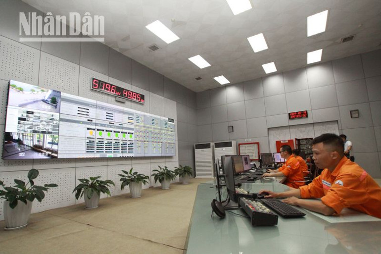 Các kỹ sư của nhà máy thủy điện Sơn La túc trực tại phòng điều khiển trung tâm.