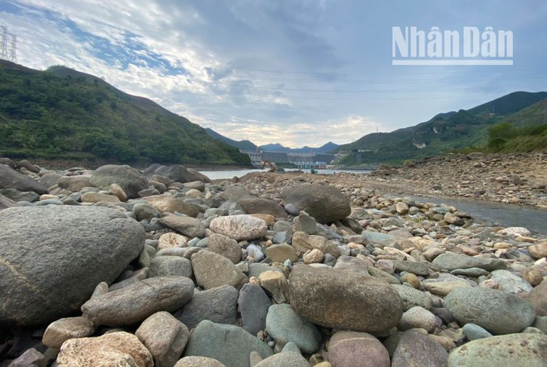 Khu vực hạ lưu cách nhà máy thủy điện Sơn La chừng 1km.
