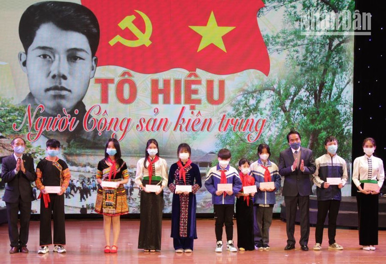Lãnh đạo Ủy ban nhân dân tỉnh Sơn La và Hội Khuyến học tỉnh Sơn La trao học bổng Tô Hiệu cho học sinh có thành tích xuất sắc trong phong trào khuyến học, khuyến tài.