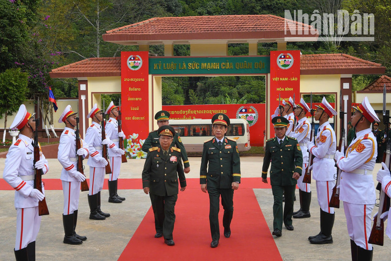 Đại tướng Phan Văn Giang và Đại tướng Chansamone Chanyalath thăm Đồn Biên phòng cửa khẩu Lóng Sập, huyện Mộc Châu, tỉnh Sơn La.