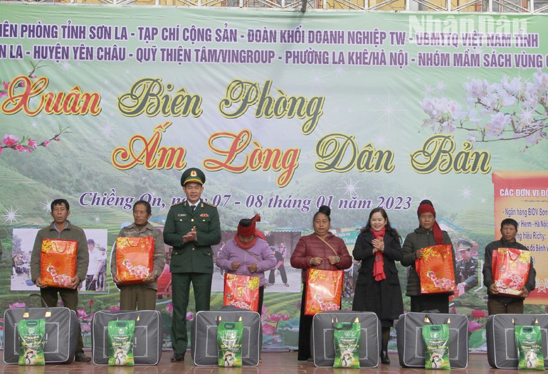 Trao quà Tết cho các gia đình chính sách xã biên giới Chiềng On.