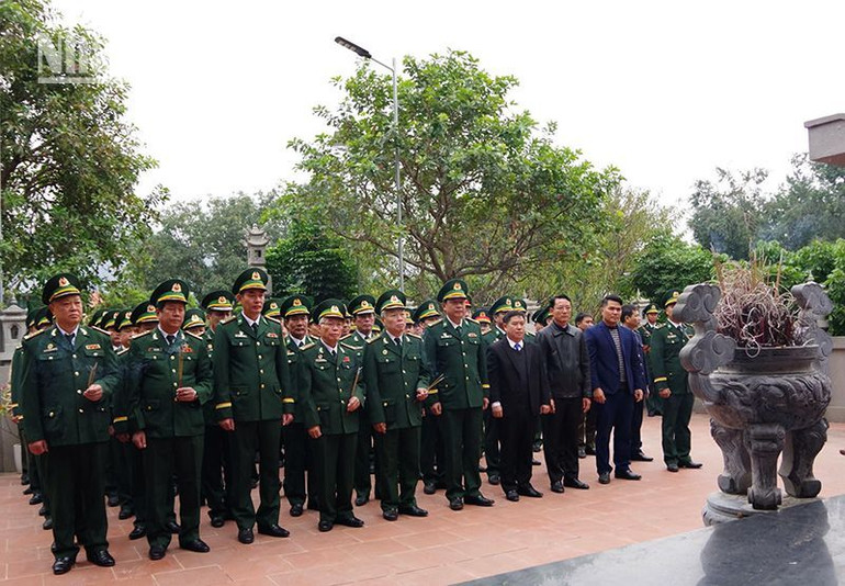 Các đại biểu thắp hương Đài tưởng niệm các Anh hùng liệt sĩ Bộ đội Biên phòng tỉnh Sơn La tại Đồn Biên phòng Cửa khẩu Chiềng Khương.