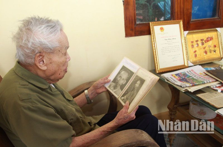 Cụ Tăng Hồng Phong còn có 1 cuốn album do tự mình sưu tầm với những bức ảnh về Chủ tịch Hồ Chí Minh qua từng giai đoạn.