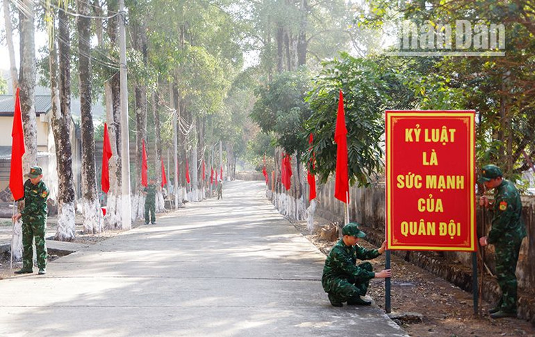 Cán bộ, chiến sĩ Tiểu đoàn Huấn luyện-Cơ động cắm hồng kỳ và chỉnh trang lại các hệ thống biển bảng để đón tân binh. Cán bộ, chiến sĩ Tiểu đoàn Huấn luyện-Cơ động cắm hồng kỳ và chỉnh trang lại các hệ thống biển bảng để đón tân binh.