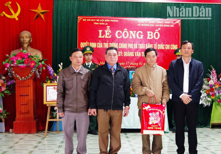 Lãnh đạo huyện Sông Mã trao quà cho thân nhân gia đình liệt sĩ Quàng Văn Tiếp.