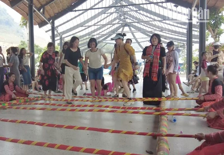 Du khách trải nghiệm múa sạp của đồng bào dân tộc Thái tại khu du lịch Quốc gia Mộc Châu.