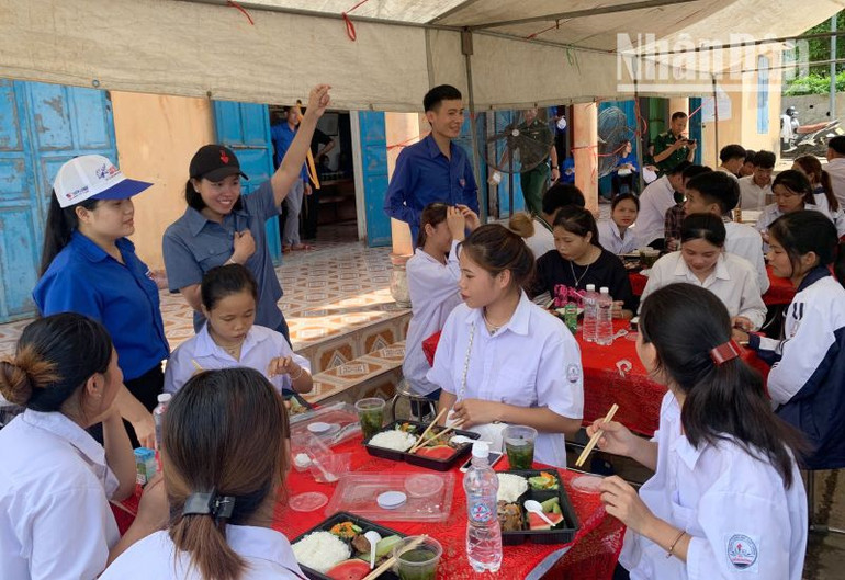 740 thí sinh tại các bản, khu vực xa điểm thi đã được hỗ trợ bữa ăn trưa, bữa ăn sáng miễn phí.