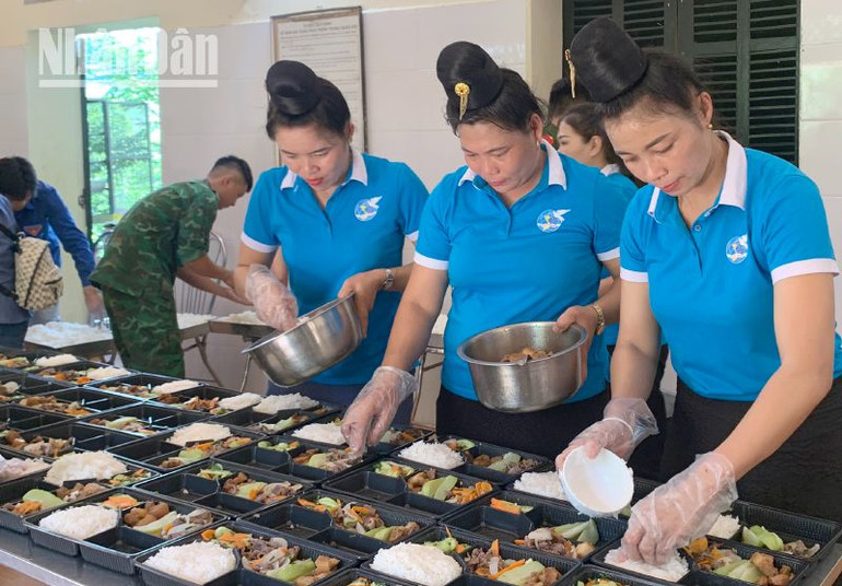 Hội viên phụ nữ tại các xã của huyện biên giới Sông Mã tham gia nấu ăn hỗ trợ cho các thí sinh.