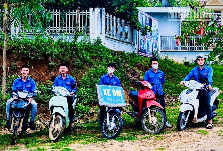 Tại 4 điểm thi của huyện biên giới Sông Mã đều được bố trí lực lượng xe máy hỗ trợ thí sinh và người nhà thí sinh.