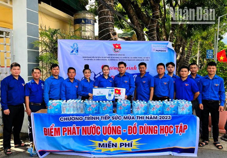 Một điểm phát nước uống, đồ dùng học tập miễn phí cho các thí sinh có nhu cầu.