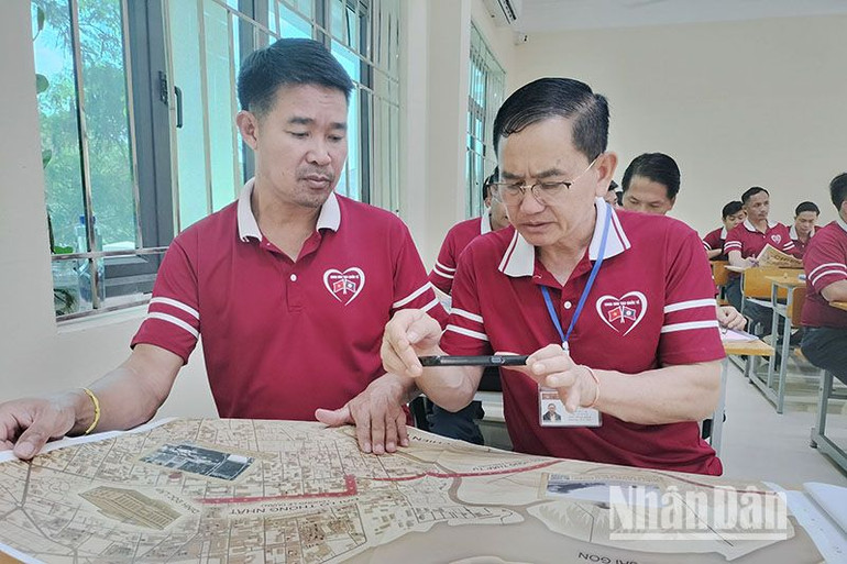 Các cán bộ Lào đang học tiếng Việt tại Trường cao đẳng Sơn La rất hào hứng khi được trải nghiệm phụ san đặc biệt của Báo Nhân Dân. Các cán bộ Lào đang học tiếng Việt tại Trường cao đẳng Sơn La rất hào hứng khi được trải nghiệm phụ san đặc biệt của Báo Nhân Dân.