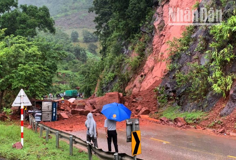 Khu vực bị sạt lở khiến 2 xe ô-tô bị hư hỏng thuộc địa phận xã Chiềng Hắc, huyện Mộc Châu. (Ảnh: NHẬT MINH)